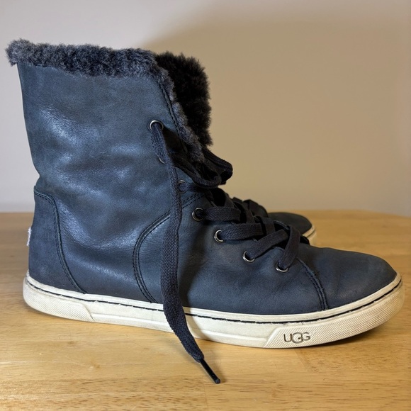 UGG Women’s 8 Croft Luxe Quilt Shoes Soft High Top Sneakers Lace Up Warm Winter - Picture 1 of 8